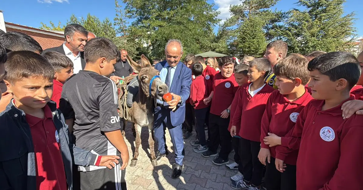 Eşekle Türkiye’yi gezip, köy çocuklarına kitap ve kırtasiye malzemeleri dağıttı