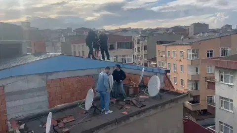 Aranan şüpheli kaçmaya çalışırken çatıda böyle yakalandı