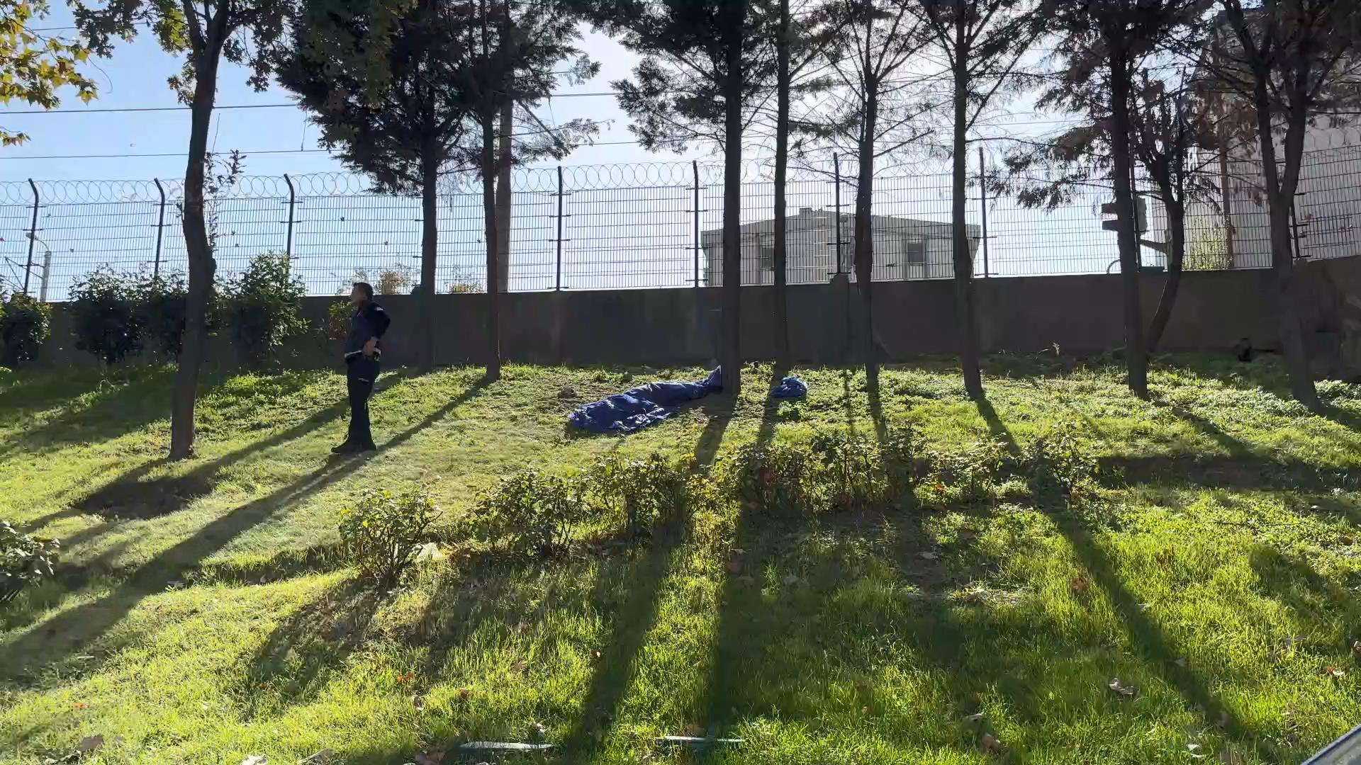 Esenler'de boş arazide erkek cesedi bulundu
