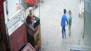 Bıçakla kediye zarar veren çocuklar, kendilerini uyaran kadının üzerine yürüdü