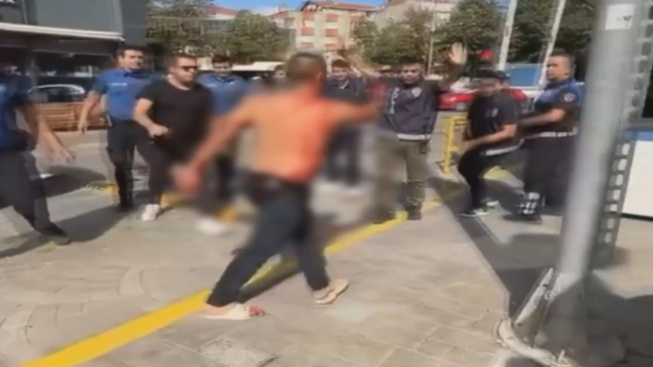 Kendini bıçakladı, kamyonetini polislerin üzerine sürdü. Ateş açılarak durdurulabildi