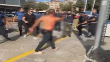 Kendini bıçakladı, kamyonetini polislerin üzerine sürdü. Ateş açılarak durdurulabildi