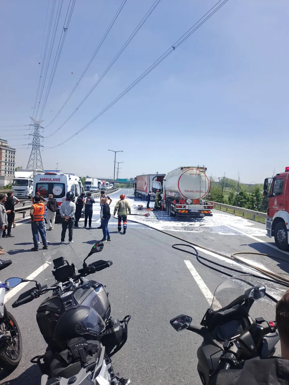 İstanbul'da trafiği durduran kaza: TEM'de Mahmutbey yönü kapandı