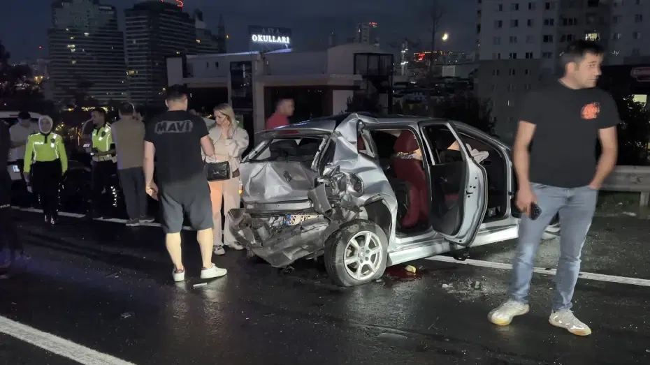 Kuvvetli sağanak kaza getirdi |  İstanbul'da iki zincirleme kaza: 10 yaralı