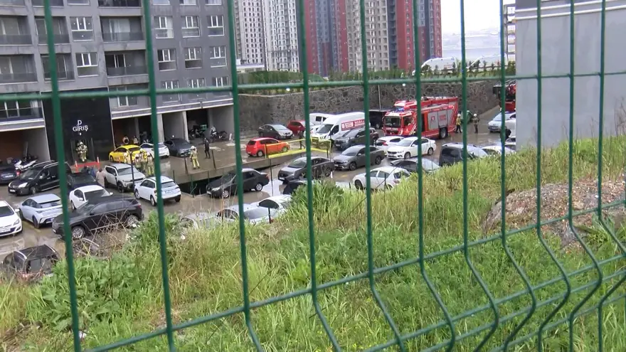 İstanbul'da 35 katlı binada yangın paniği 1 İstanbul'da 35 katlı binada yangın paniği 1