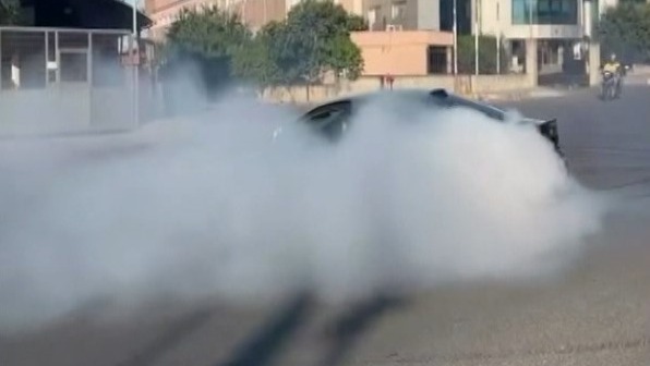 Drift atan ehliyetsiz sürücüye 220 bin lira cezaEsenyurt’ta drift atarak araç kullandığı tespit edilen ehliyetsiz sürücü yakalandı. Araç sahibi ve ehliyetsiz araç kullandığı belirlenen kişiye toplam 220 bin lira ceza yazıldı.