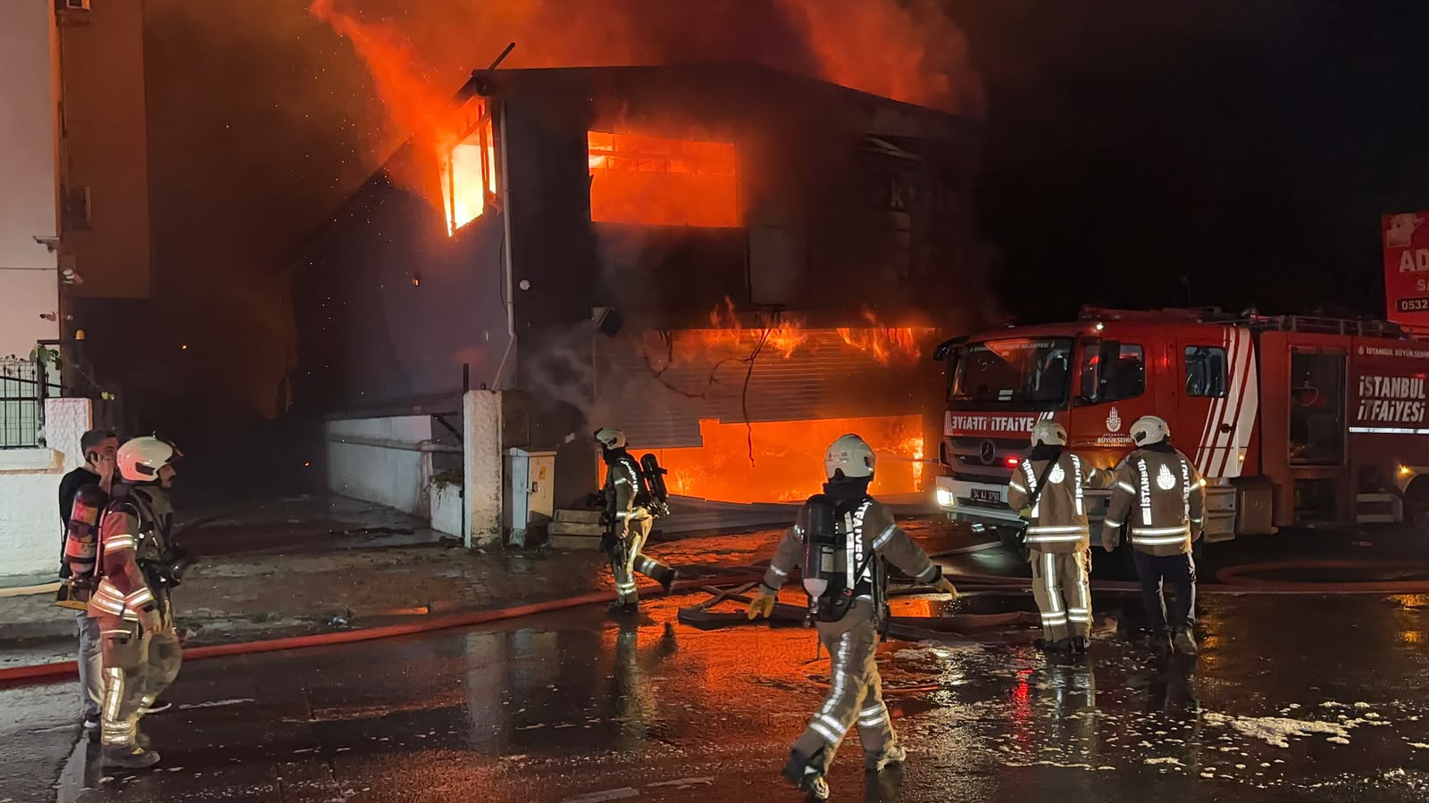 Esenyurt'ta iş yeri yangını. İtfaiyenin müdahalesi sürüyor