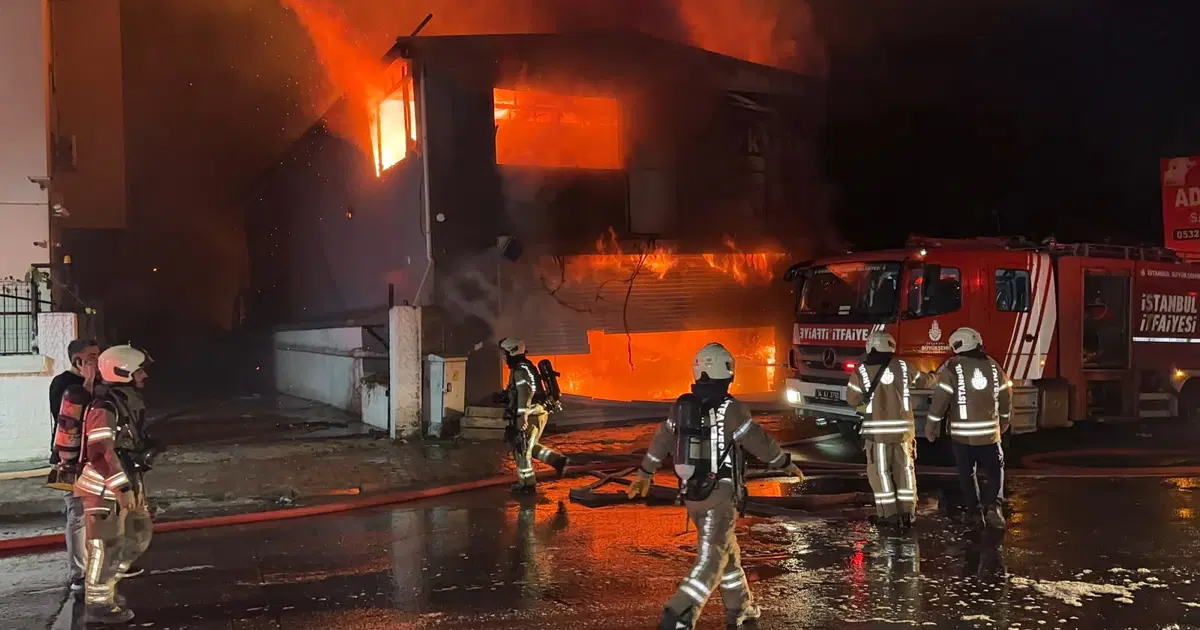 Esenyurt'ta iş yeri yangını. Lastikçi dükkanında çıktı, 5 iş yerine sıçradı