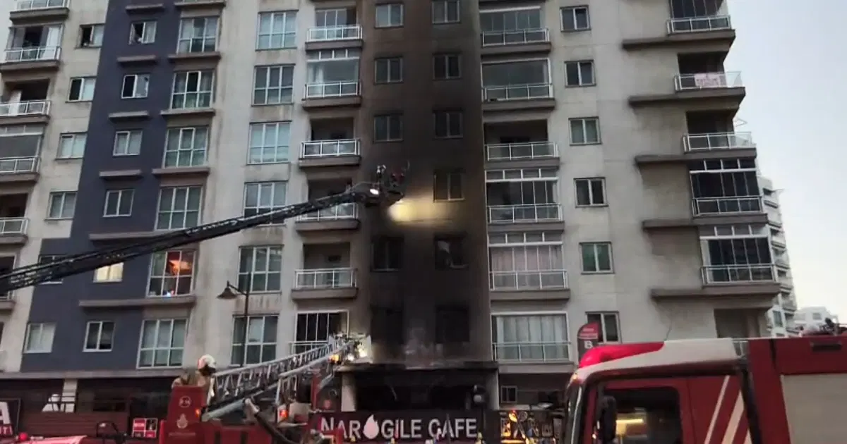 Esenyurt'ta kafe alev alev yandı