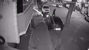 Esenyurt’ta iki grup arasında silahlı çatışma. Çok sayıda araca kurşun isabet etti