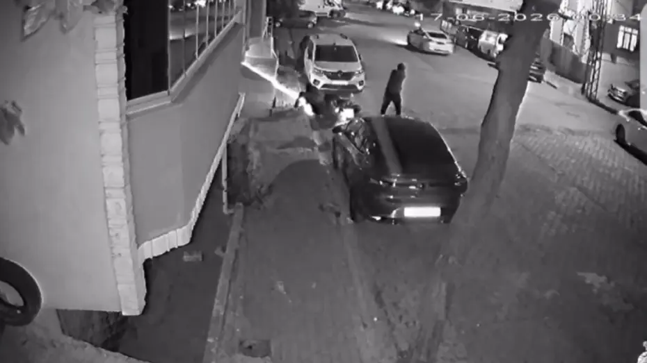 Esenyurt’ta iki grup arasında silahlı çatışma. Çok sayıda araca kurşun isabet etti