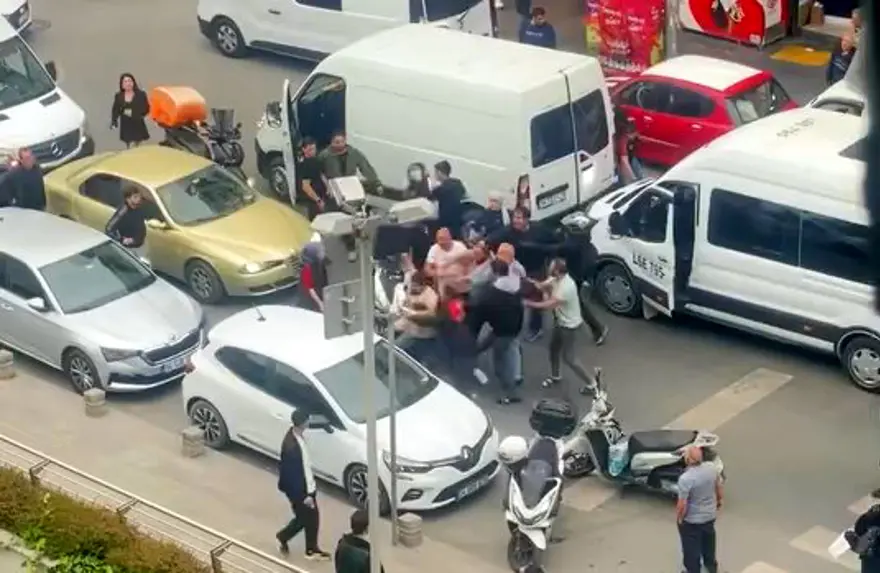 Esenyurt'ta meydan kavgası: Minibüsten inip kuryeleri dövdüler 