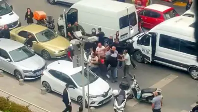 Esenyurt'ta meydan kavgası: Minibüsten inip kuryeleri dövdüler