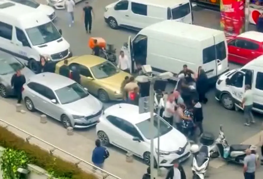 Esenyurt'ta meydan kavgası: Minibüsten inip kuryeleri dövdüler 1