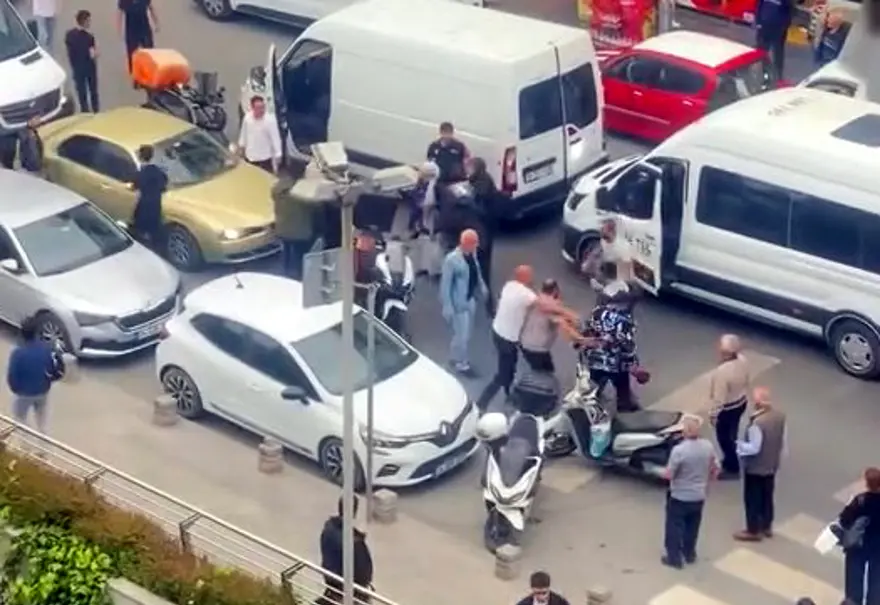 Esenyurt'ta meydan kavgası: Minibüsten inip kuryeleri dövdüler 2