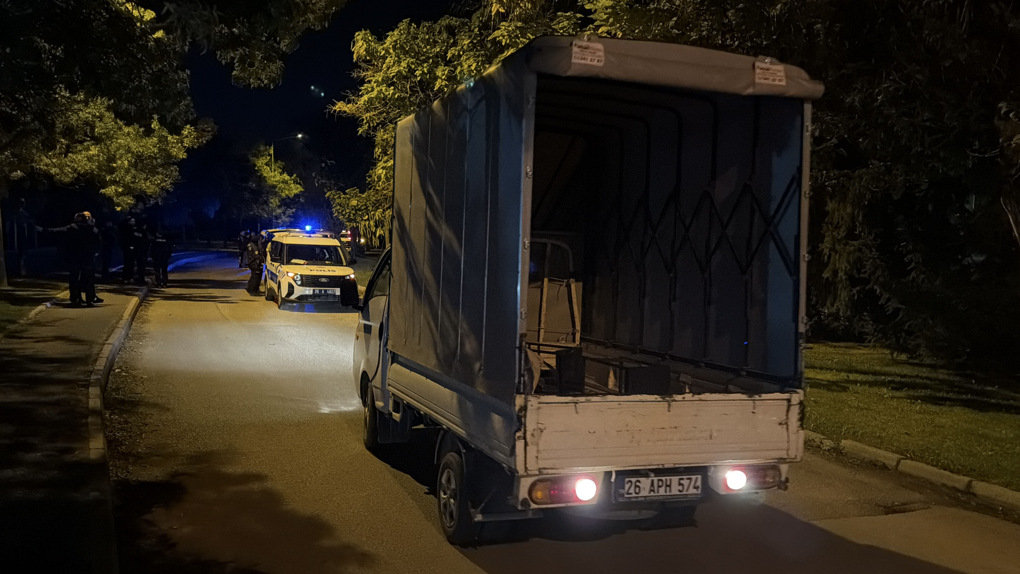 Eşi tarafından zorla tutulduğu araçtan atlayan kadın ağır yaralandı