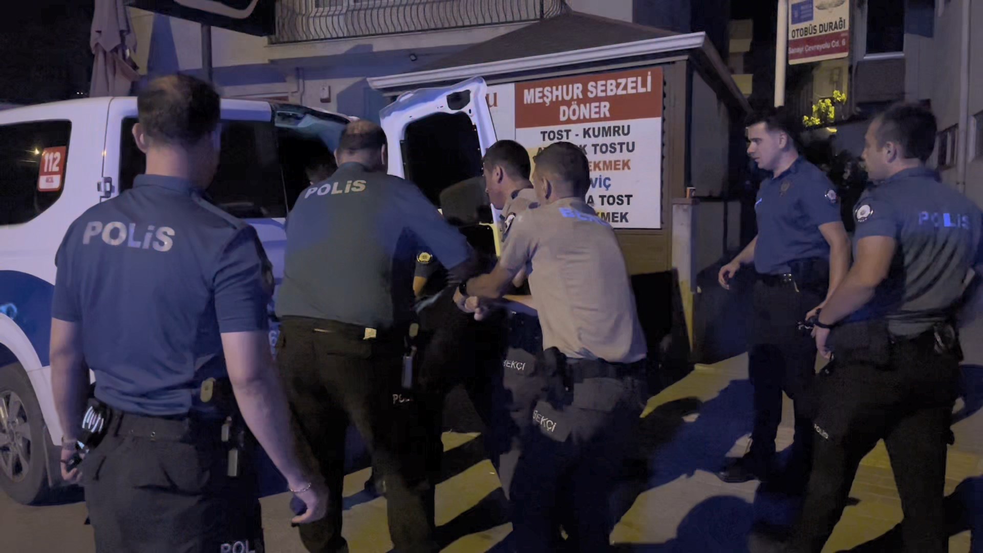 Bursa'da olaylı gece. Önce eşine saldırdı, sonra gelen polislere