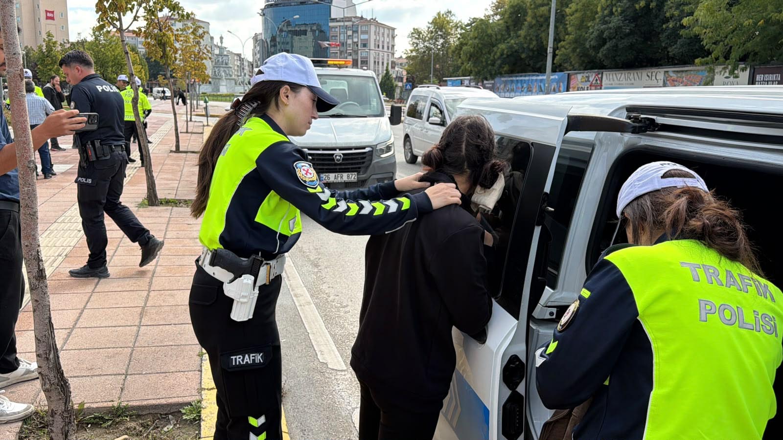 Polisten kaçarken uyuşturucu dolu çantayı fırlattı: 515 bin lira ceza
