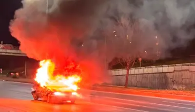 Otomobil seyir halinde alev aldı, sürücü yaralı kurtulduEskişehir - Ankara karayolunda seyir halindeki otomobilde çıkan yangında sürücü yaralandı.