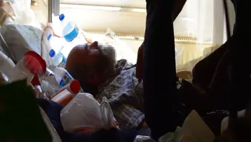 Kendi evinde mahsur kalınca yetkililer harekete geçti. 7 ton çöp çıkarıldı