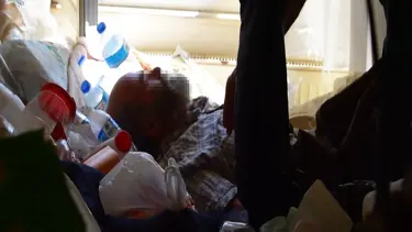 Kendi evinde mahsur kalınca yetkililer harekete geçti. 7 ton çöp çıkarıldı
