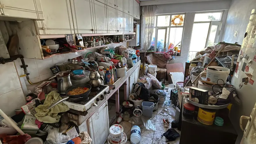 Ev ve bahçesinden 10 kamyon çöp çıktı 1