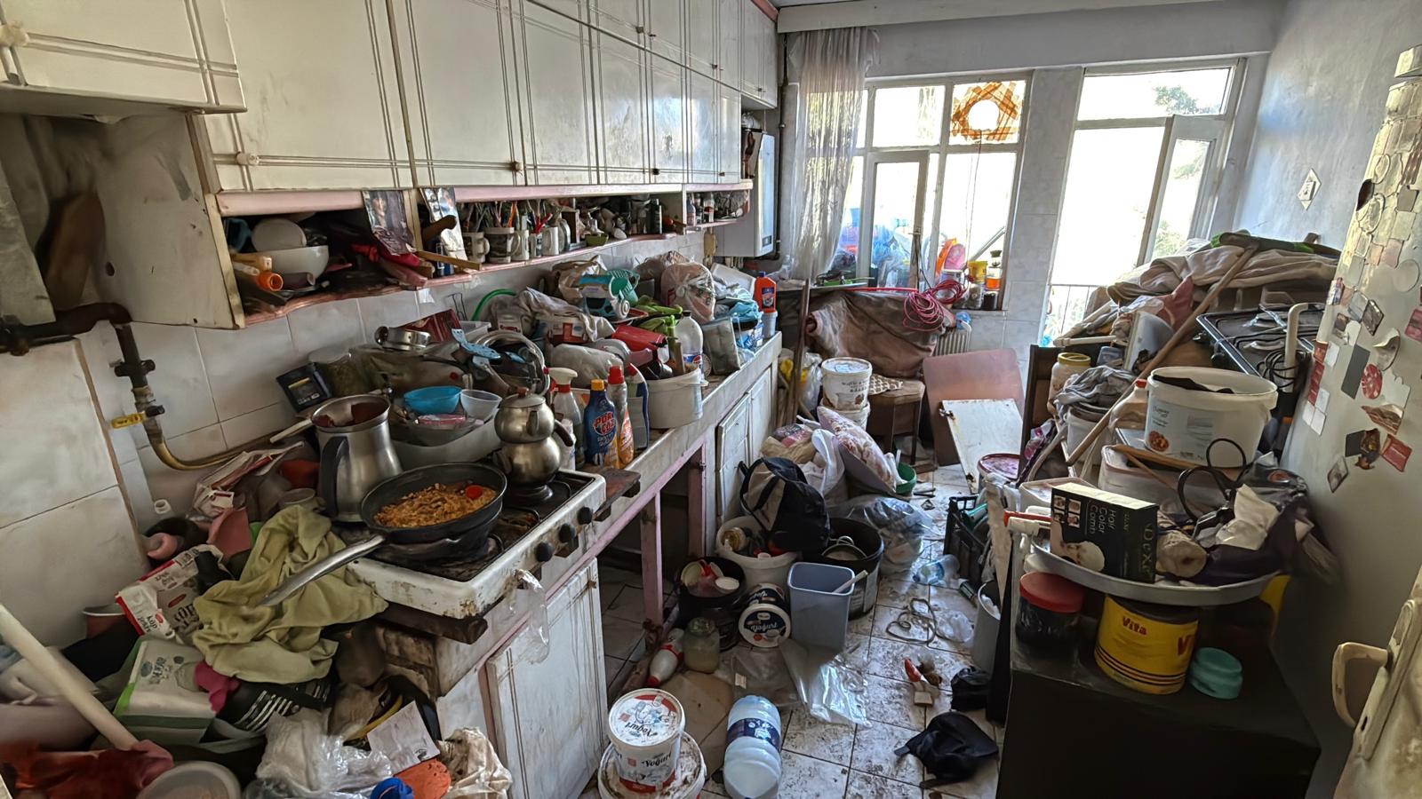 Ev ve bahçesinden 10 kamyon çöp çıktı