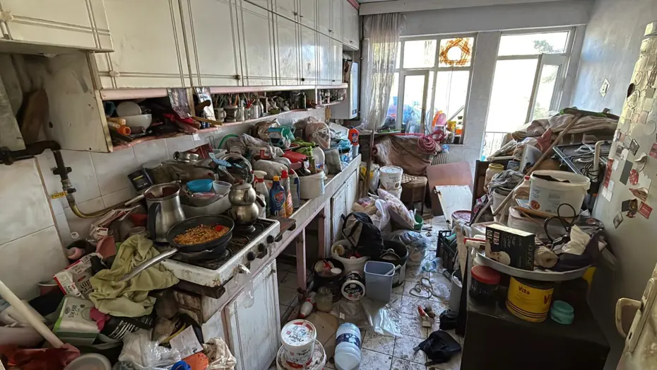 Ev ve bahçesinden 10 kamyon çöp çıktı