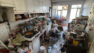 Ev ve bahçesinden 10 kamyon çöp çıktı