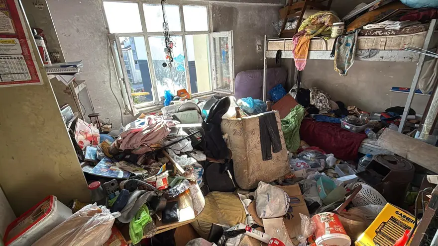 Ev ve bahçesinden 10 kamyon çöp çıktı 2