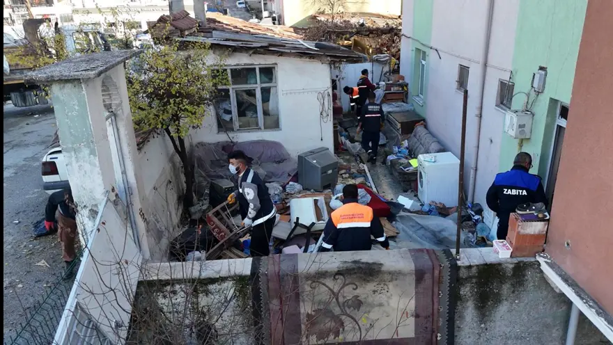 Ev ve bahçesinden 10 kamyon çöp çıktı 5