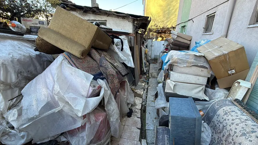 Ev ve bahçesinden 10 kamyon çöp çıktı 
