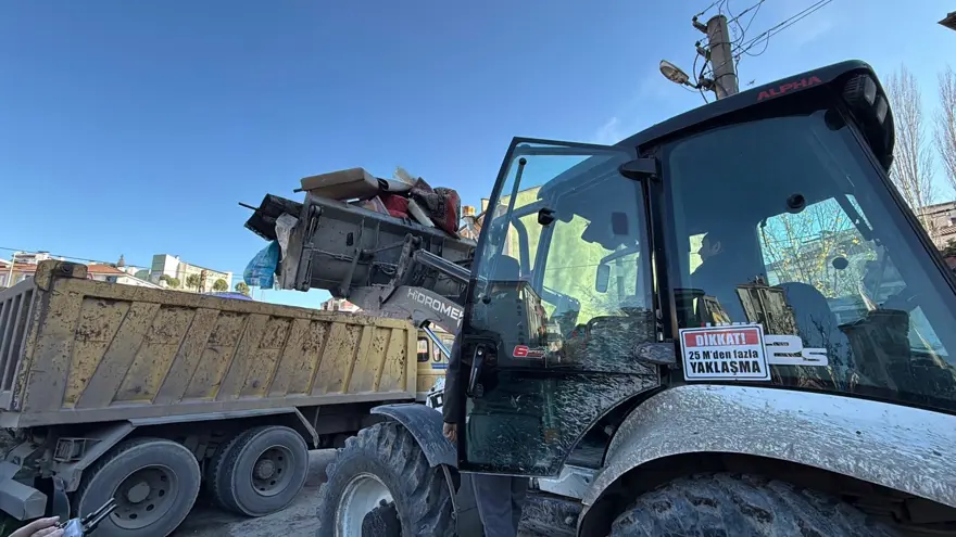 Ev ve bahçesinden 10 kamyon çöp çıktı 3