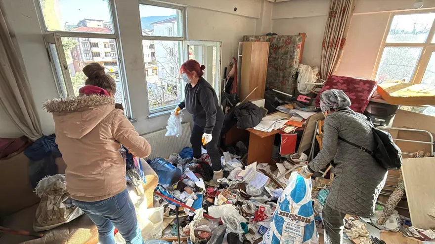 Ev ve bahçesinden 10 kamyon çöp çıktı 4