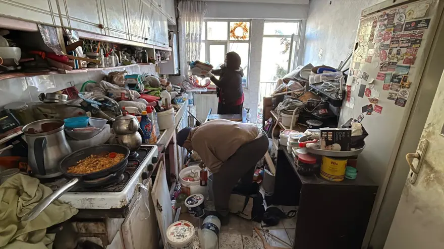 Ev ve bahçesinden 10 kamyon çöp çıktı 6