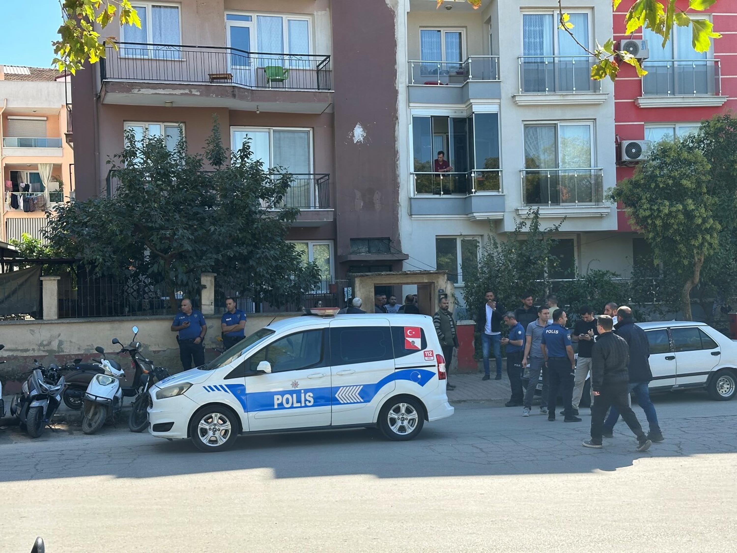 Boğazından bıçakla yaralandı, hastanede hayatını kaybetti. Eşi gözaltında