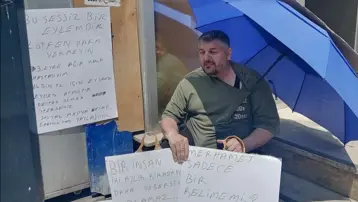 Evsiz kaldı, bankta yaşamaya başladı. Para değil, destek istiyor