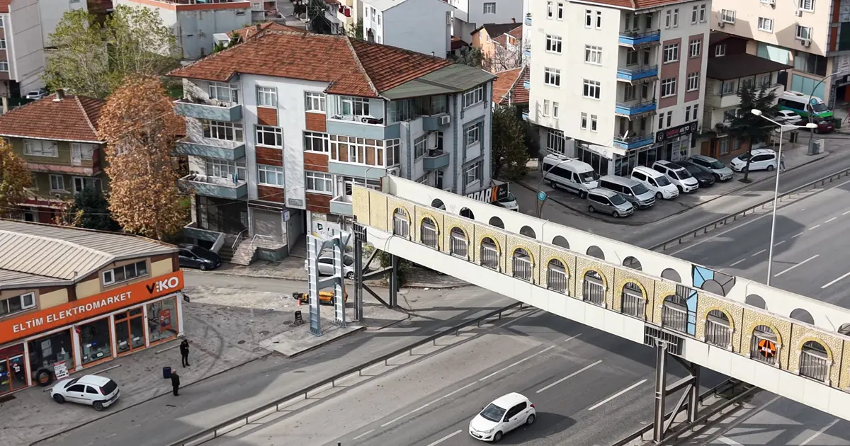 Evin içini gören üst geçit bir metre uzağa yeniden yapılıyor