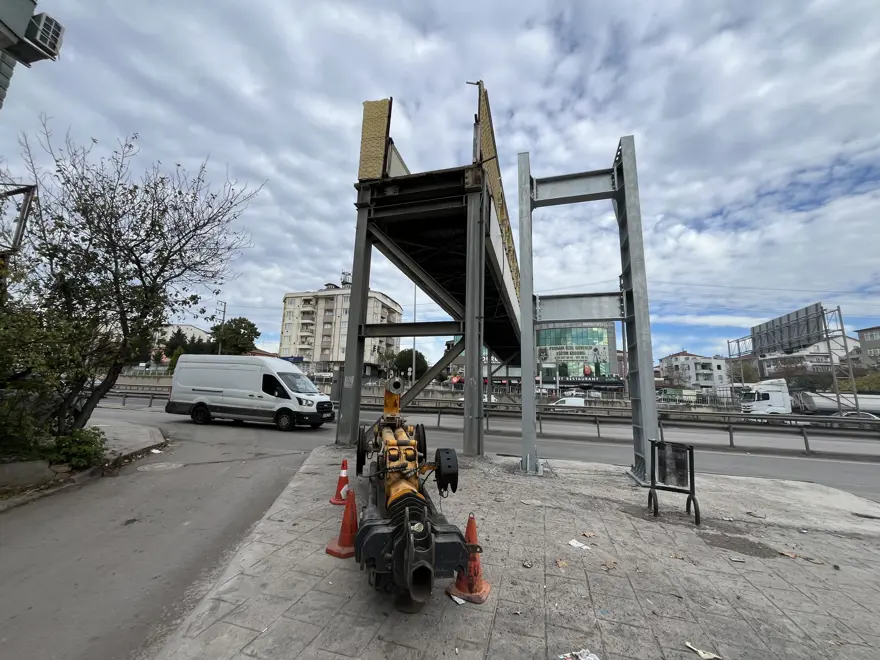Evin içini gören üst geçit bir metre uzağa yeniden yapılıyor 