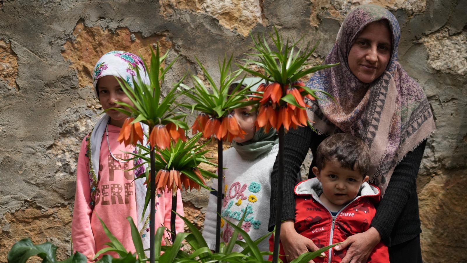 Evlerinin bahçesinde yetiştirip gözü gibi bakıyor. Korumayı görev bildi