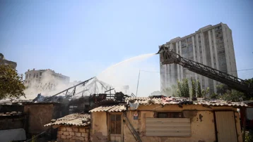Antalya'da evlerinin yandığını gören anne-oğul gözyaşı döktü