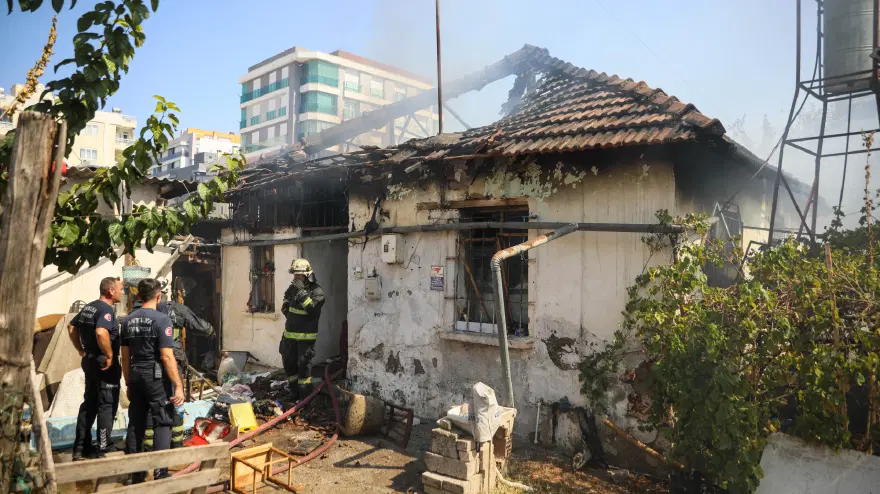 Antalya'da evlerinin yandığını gören anne-oğul gözyaşı döktü 1 Antalya'da evlerinin yandığını gören anne-oğul gözyaşı döktü 1