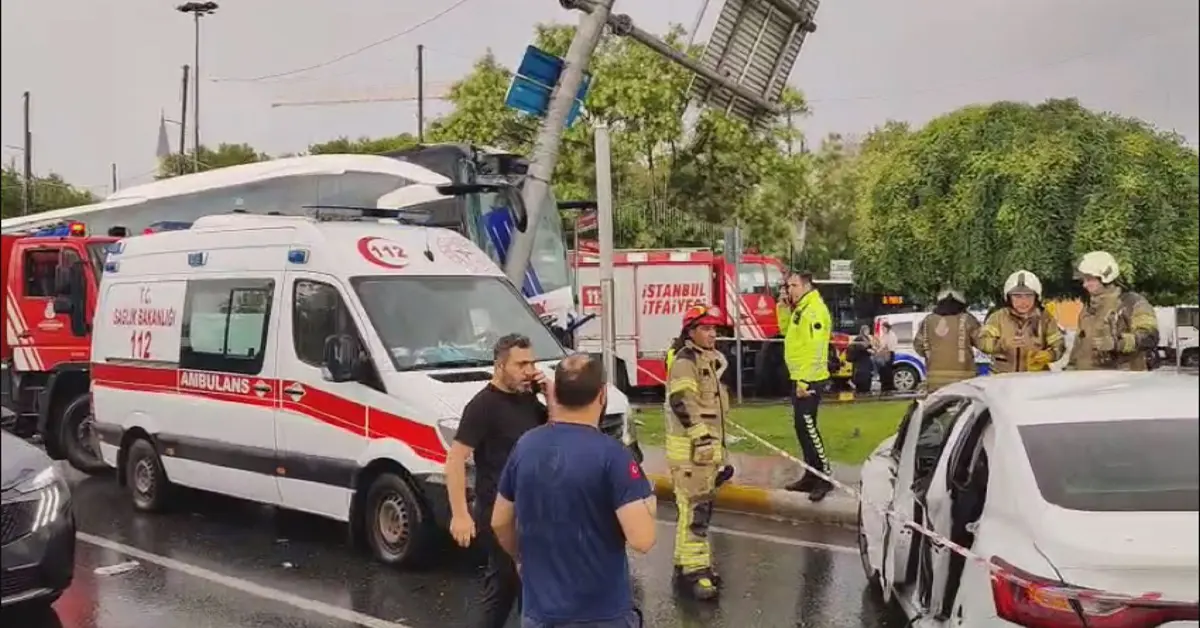 Eyüpsultan'da yolcu otobüsü otomobile çarptı. Şoför otobüste sıkıştı, çok sayıda yaralı var | NTV Haber
