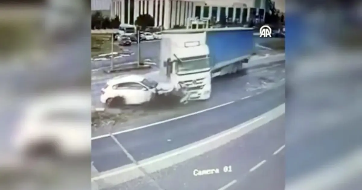 Tekirdağ'da tırla otomobilin çarpıştığı kaza kamerada