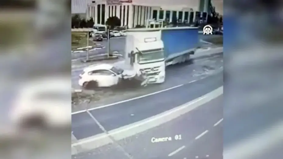 Tekirdağ'da tırla otomobilin çarpıştığı kaza kamerada