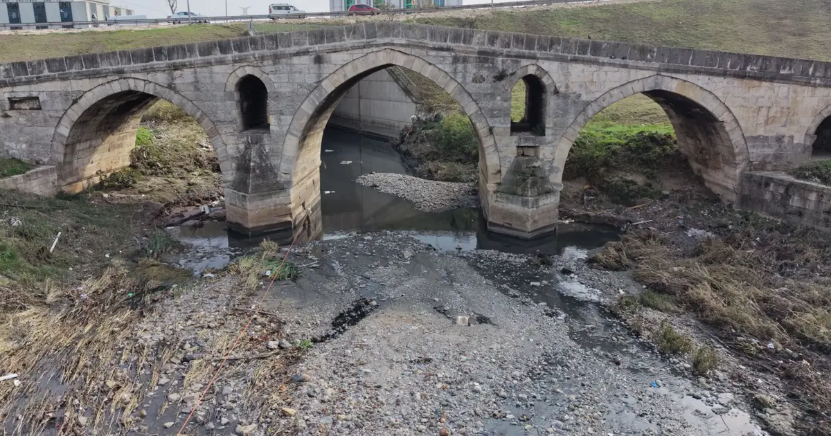470 yıllık köprünün son hali içler acısı: Etrafı çöplüğe döndü
