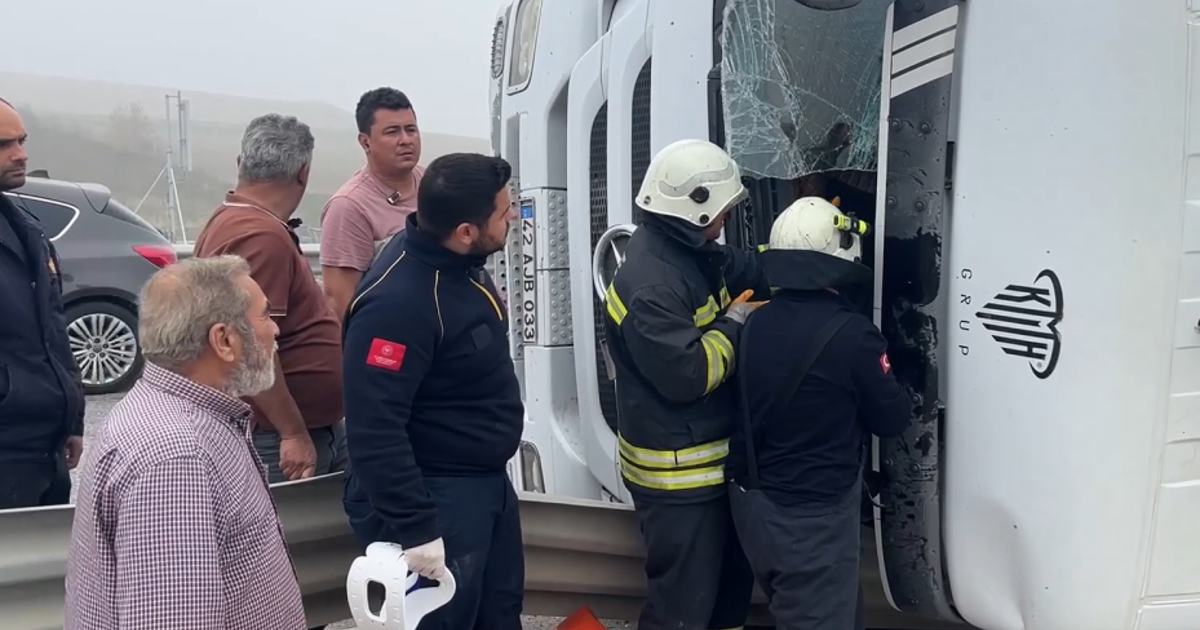 Edirne'de kamyon devrildi, sürücü araçta sıkıştı