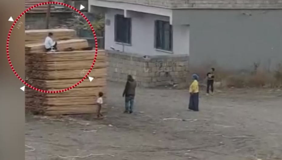 Kayseri'de bir aile gördüğü herkesi taşlıyor, mahalleli yolda yürüyemiyor