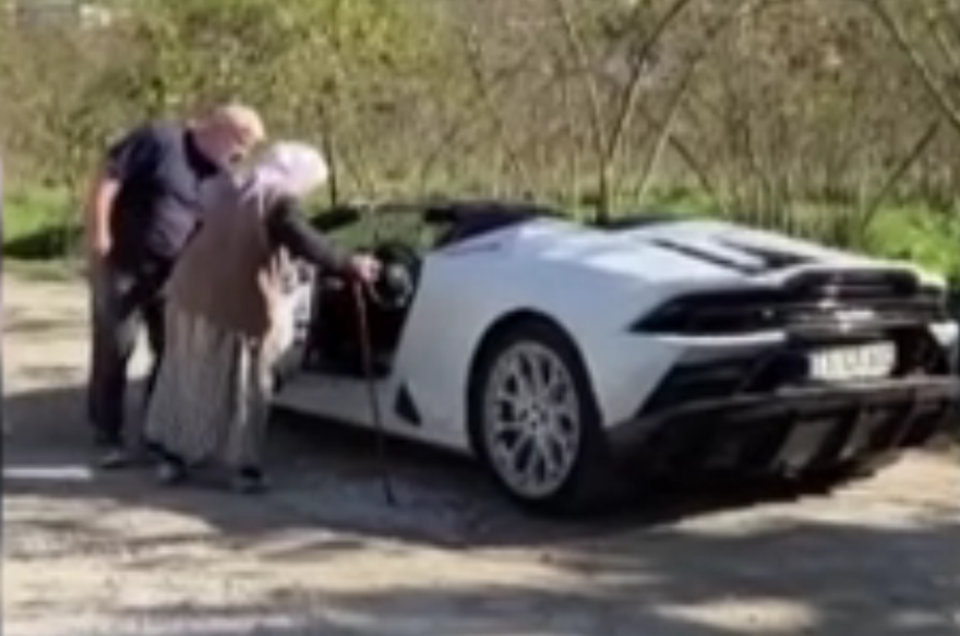 Lamborghini ile köye geldi, ninesi direksiyona geçti 2