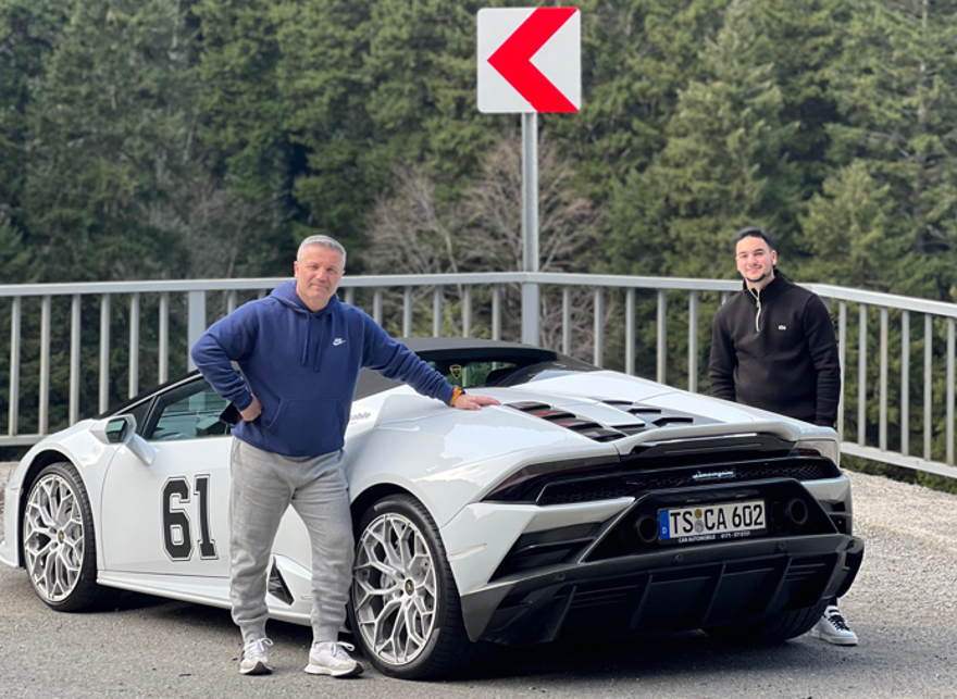 Lamborghini ile köye geldi, ninesi direksiyona geçti 7